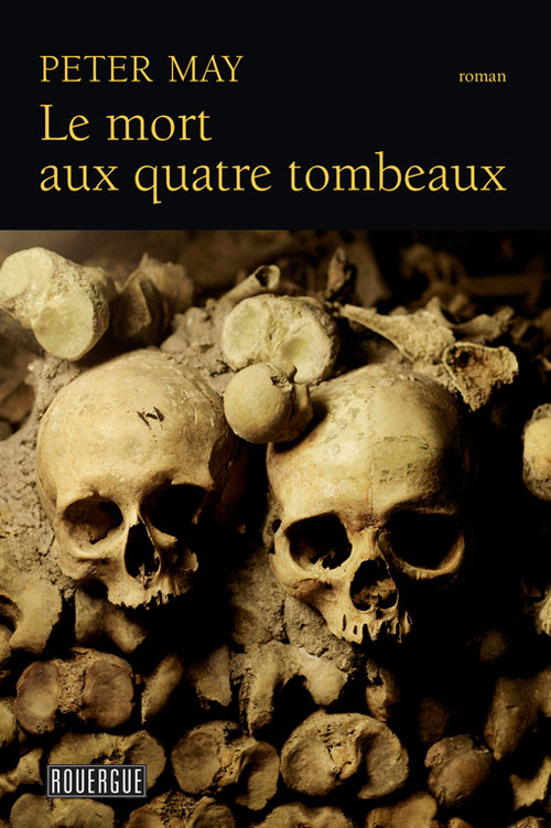 Le mort aux quatre tombeaux : roman policier